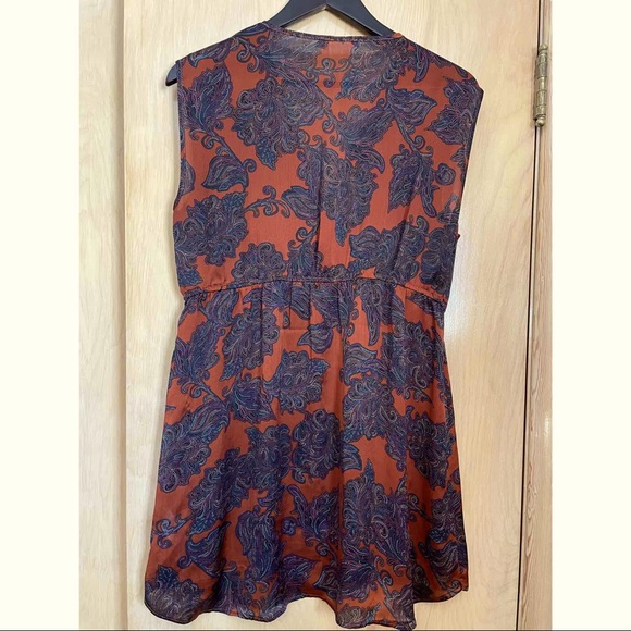 Sleeveless A-line cross silk blouse - Picture 2 of 5